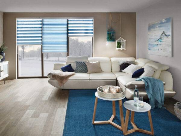 Blaue Rollos an bodentiefen Fenstern im Wohnzimmer