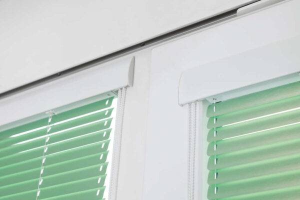 Grüne Aluminiumjalousie aus der Nähe