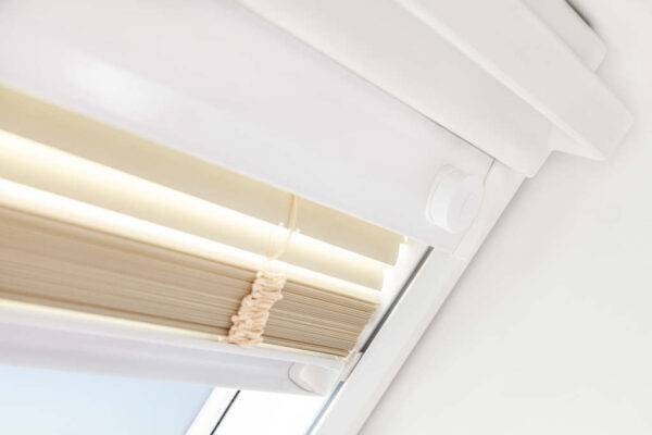 Hochgefahrene, gelbe Dachfensterjalousie aus der Nähe