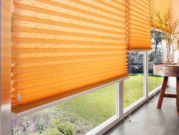 Orangefarbenes Maxiplisse aus der Nähe aufgenommen