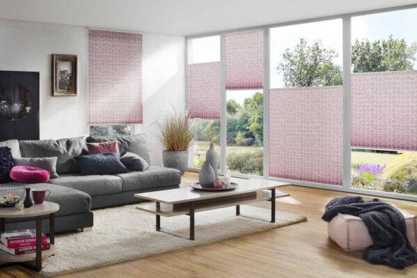 Rote Plisses mit Muster an bodentiefen Fenstern im Wohnzimmer