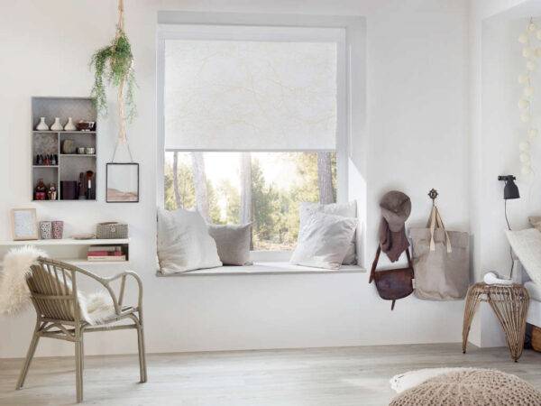 Teilweise heruntergelassenes, weißes Rollo an einem Fenster