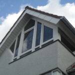 Fenster unterhalb des Dachgiebels