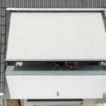 Ausgefahren Markise über Balkon