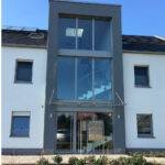 Fensterfront von einem Mehrfamilienhaus
