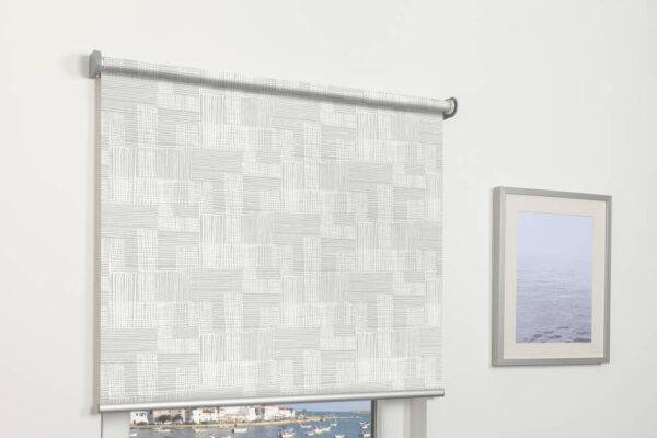 Motorisiertes, weißes Innenrollo vor einem Fenster