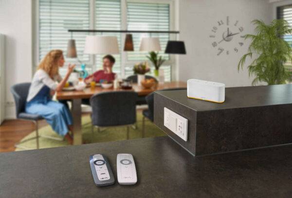 TaHoma Switch mit zwei Fernbedienungen in einem Esszimmer