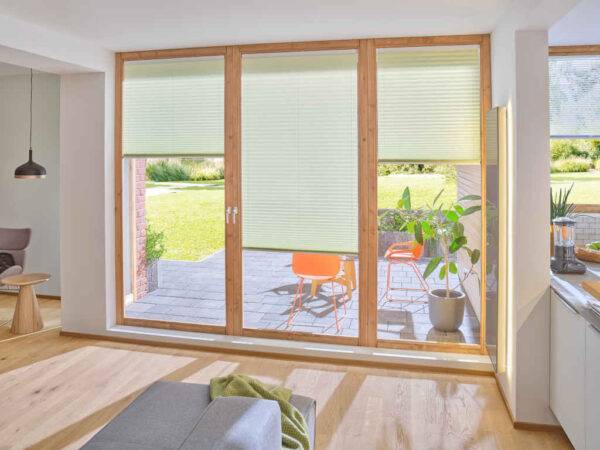 Plisses in Wohnraum, automatisiert durch Smart Home Lösung