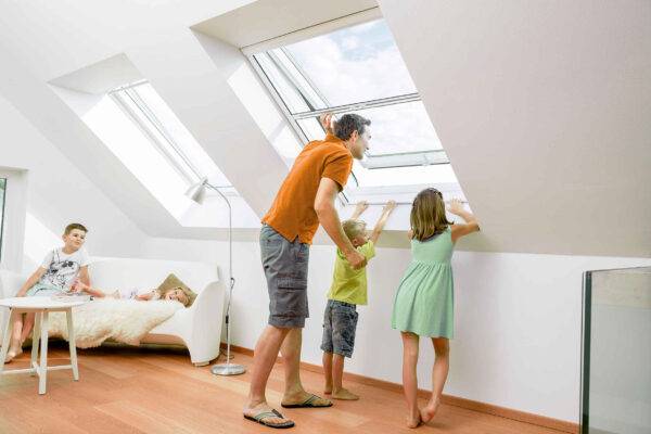 Familie schaut aus Fenster mit einem Fliegengitter